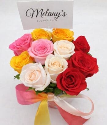 "All You Need Is Love" - Arreglo de Rosas en Cilindro de Ceramica