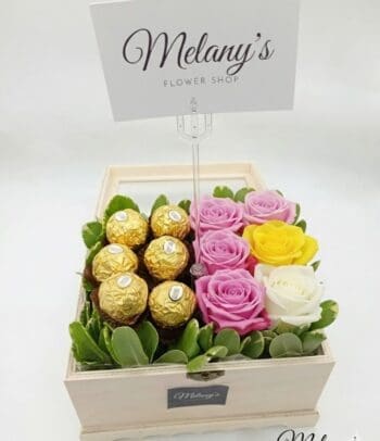Box of joy - Arreglo floral de Rosas y chocolates