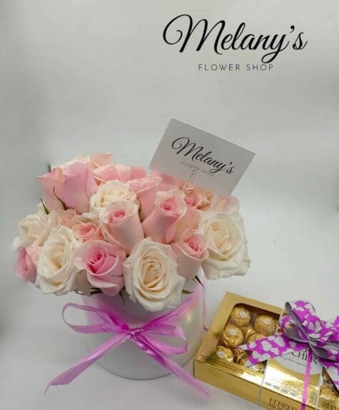 Cilindro de ceramica con rosas pastel y blancas