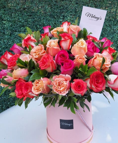 cilindro con rosas rosadas variadas cilindro con rosas rosadas variadas