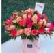 cilindro con rosas rosadas variadas